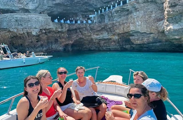 Polignano a Mare : Croisière en hors-bord vers les grottes avec apéritif