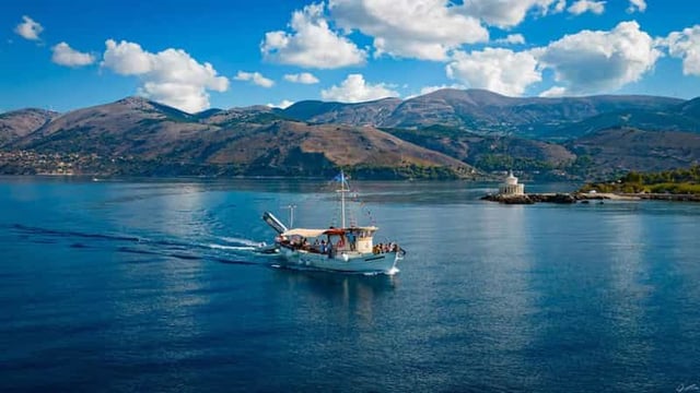 Argostoli : Journée entière de croisière en bateau traditionnel avec déjeuner