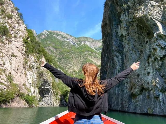 Depuis Tirana/Shkodra : excursion d'une journée au lac Komani et à la rivière Shala
