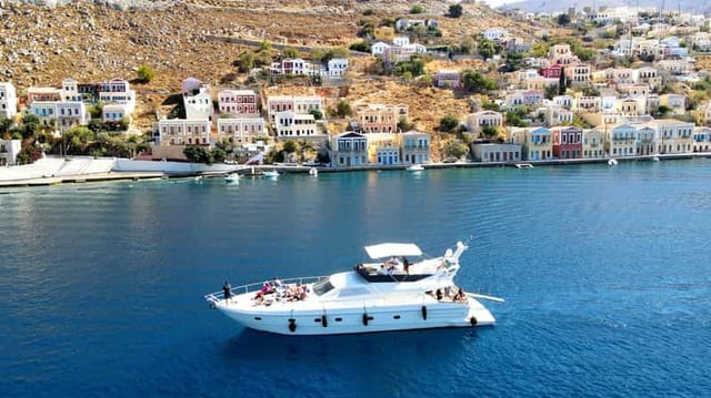 Rhodes Town : Croisière d'une journée sur le yacht de Symi avec repas et boissons