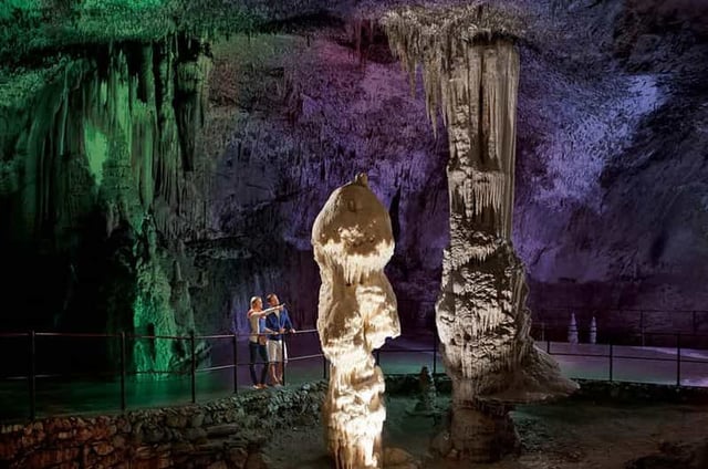 De Trieste : grotte de Postojna et château de Predjama