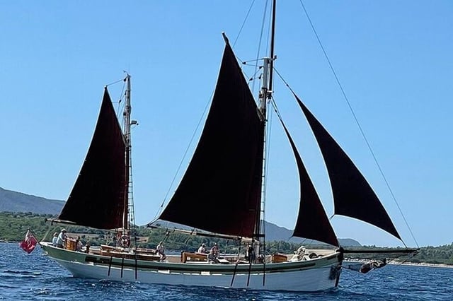 Excursion d'une journée à la voile sur le grand voilier Andrea Jensen avec déjeuner et vin