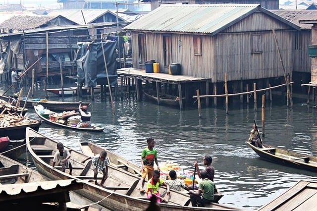 Visite communautaire flottante de Makoko