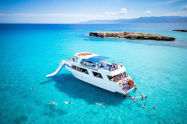 Excursion en bus et en bateau au Blue Lagoon (Akamas) avec toboggan aquatique au départ de Paphos
