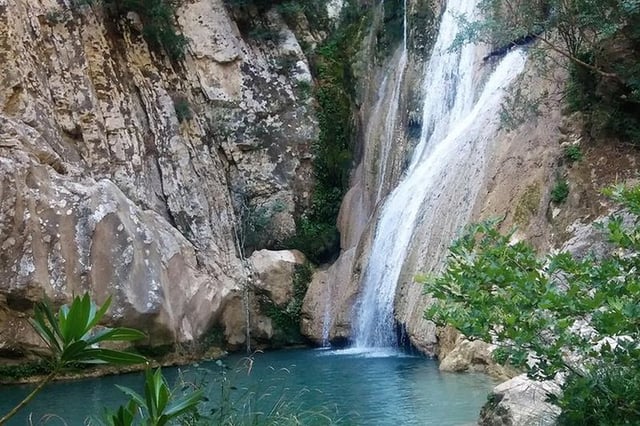 Faites une randonnée aux chutes d’eau de Polilimnio