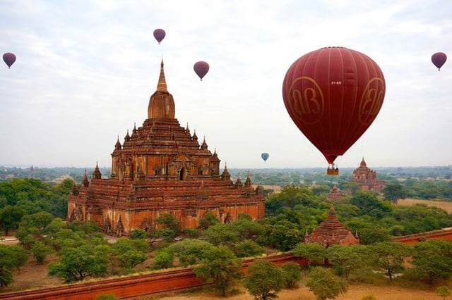 Montgolfières au-dessus de Bagan