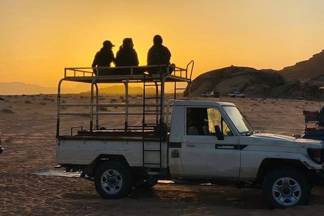 Excursion d'une journée en jeep dans le Wadi Rum + nuit et dîner au camp bédouin