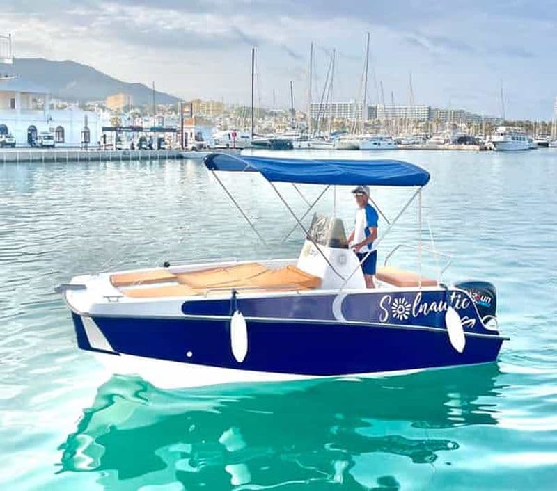 Billet Benalmádena : Louez un bateau sans permis pour observer les dauphins