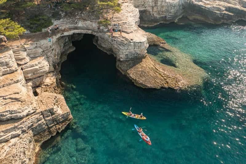 Billet Pula : excursion en kayak dans les grottes et les îles, plongée avec tuba et boissons