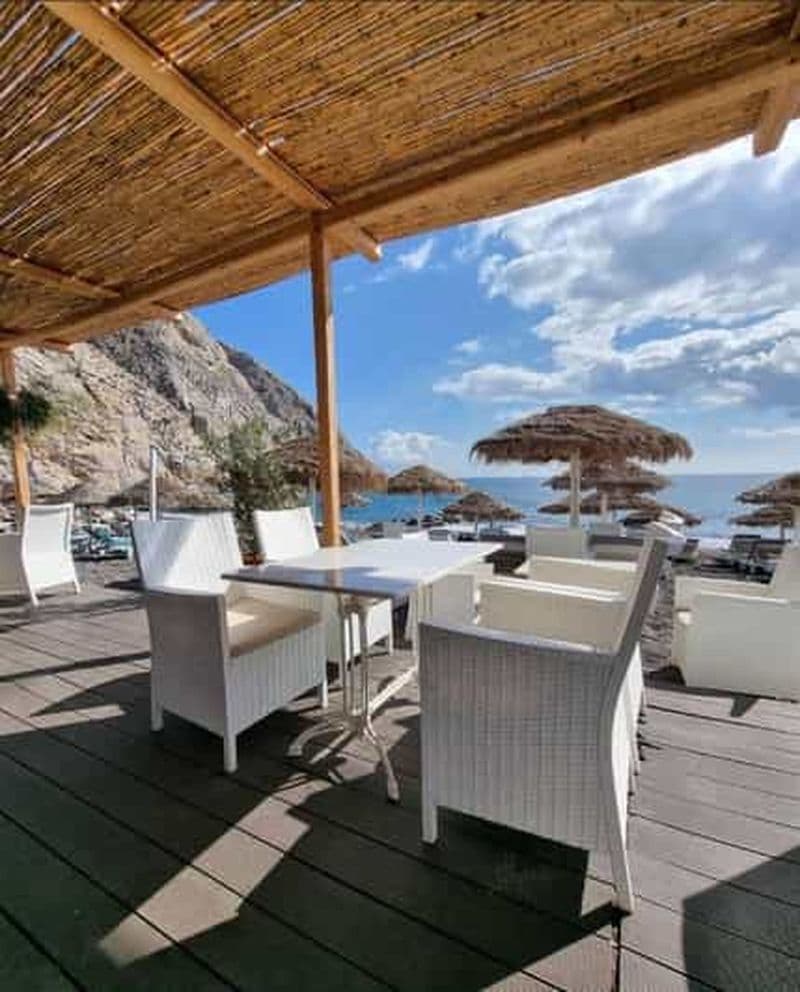 Billet Perissa : Lit de bronzage sur la plage noire avec forfait boissons et snacks