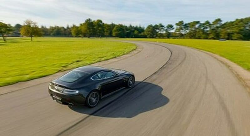 Billet Pilotage d'une Aston Martin Vantage - Circuit du Roussillon