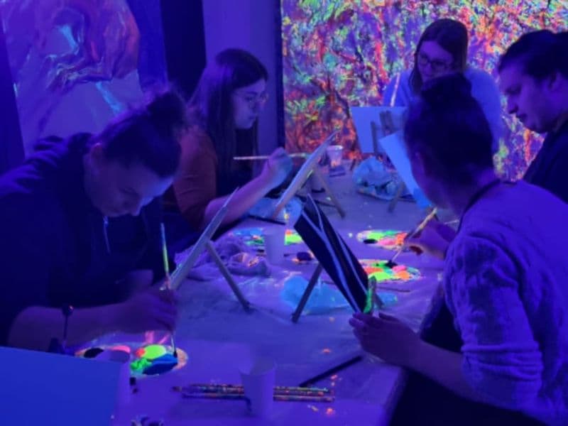 Billet Atelier peinture fluorescente dans le noir à Lyon (69)