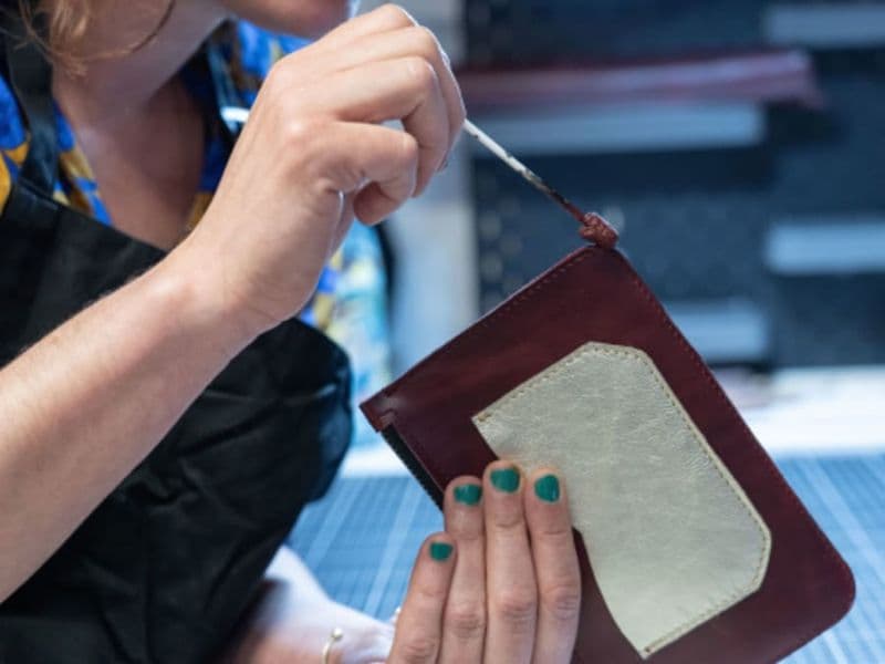 Billet Atelier de fabrication pochette zipée en cuir à Lyon 1er