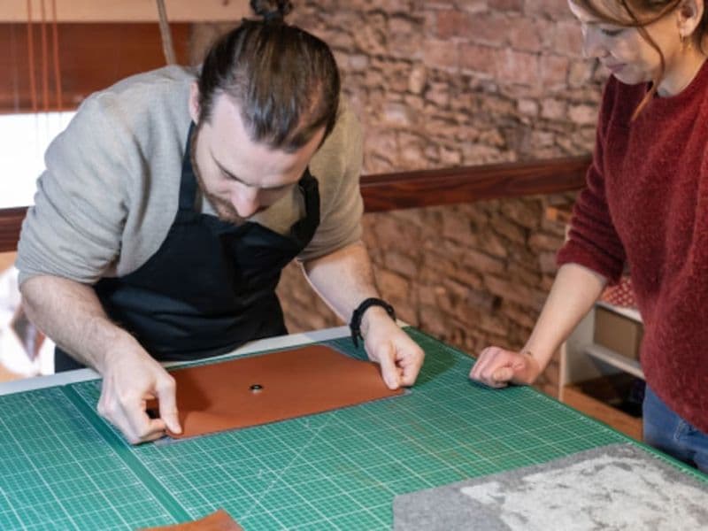 Billet Atelier de fabrication housse d'ordinateur en cuir à Lyon 1er