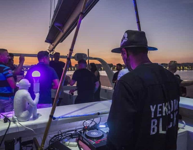 Billet Malaga : croisière au coucher du soleil ou en soirée en catamaran avec DJ et boisson
