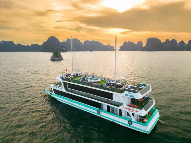 Billet Au départ de Hanoi : Baie d'Halong Croisière commentée 5 étoiles