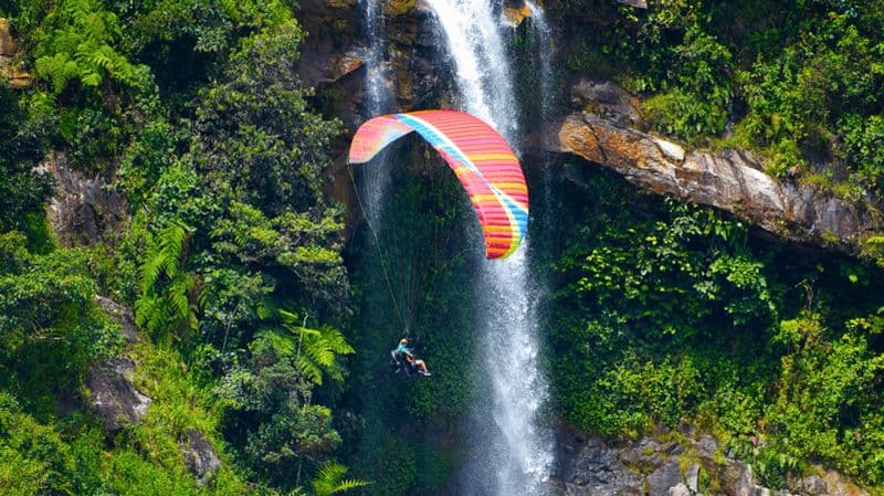 Billet Depuis Medellin : Tour privé en parapente au-dessus des chutes d'eau