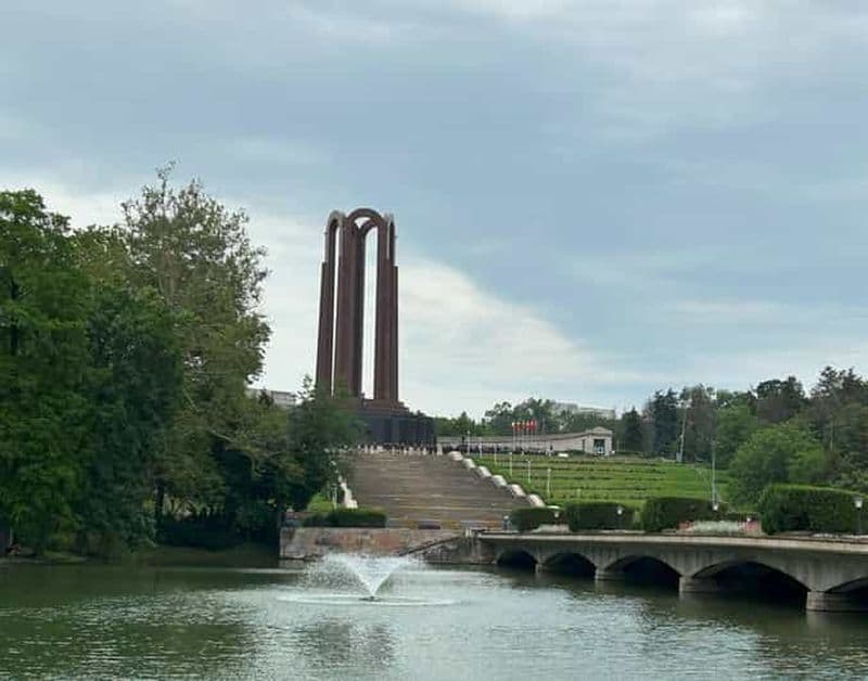 Billet Bucarest : les contrastes du communisme - Visite guidée à pied en petit groupe