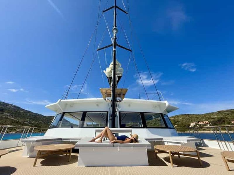 Billet La baie de Calvi : excursion d'une journée en catamaran