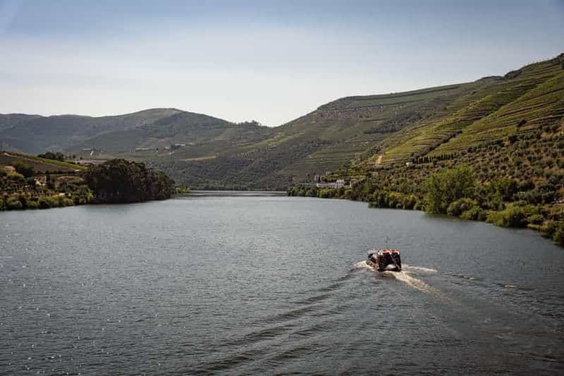 Billet Au départ de Pinhão : Tour en bateau de Rabelo dans la vallée du Douro avec du vin de Porto