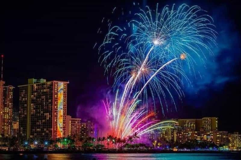 Billet Embarquement sur la plage de Waikiki : Voile pour les feux d'artifice du vendredi soir