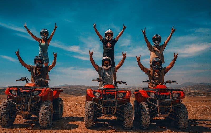 Billet Marrakech : quad dans le désert d'Agafay, balade à dos de chameau et dîner-spectacle