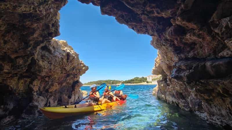 Billet Pula : Excursion en kayak dans les grottes, plongée en apnée et saut d'île