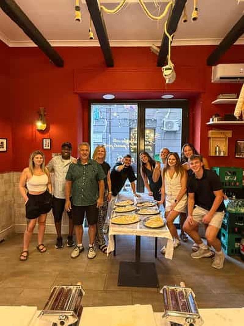 Billet Naples : Préparation de raviolis et de scialatielli avec du pesto frais et du vin