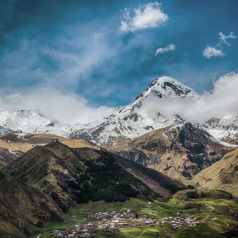 Billet Au départ de Tbilissi : excursion d'une journée en groupe à Kazbegi, Gudauri et Gergeti