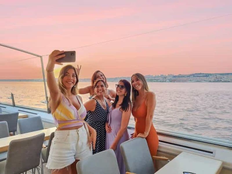 Billet Lisbonne : Croisière sur le fleuve Tejo au coucher du soleil avec boisson de bienvenue