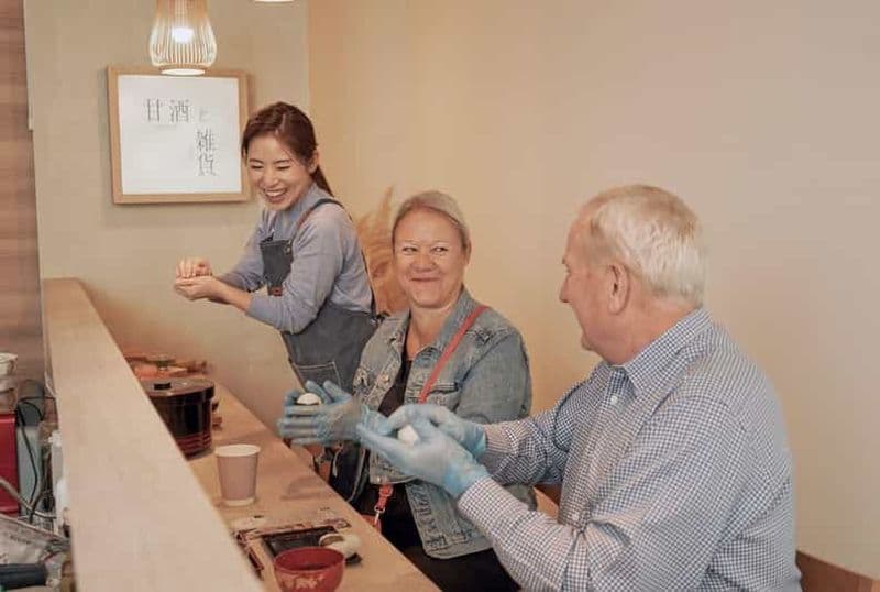 Billet Tokyo : Atelier de préparation de boulettes de riz et visite à vélo des quartiers locaux