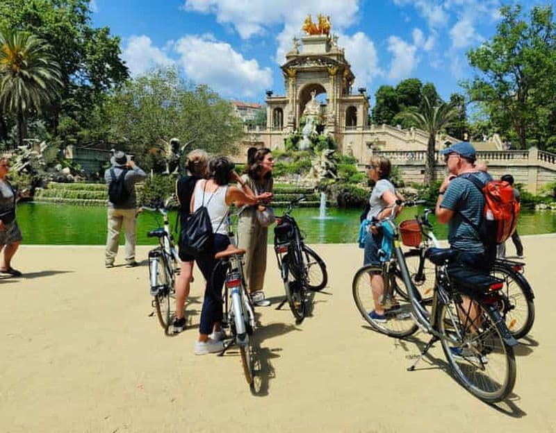 Billet Barcelone : visite à vélo ou en vélo électrique, sites incontournables et anecdotes locales