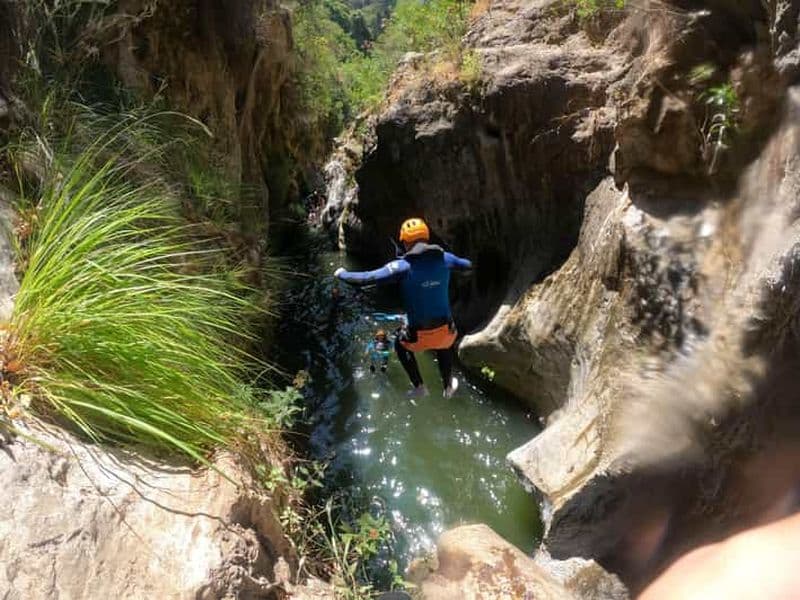Billet Depuis Estepona : Aventure canyoning guidée sur la rivière Guadalmina