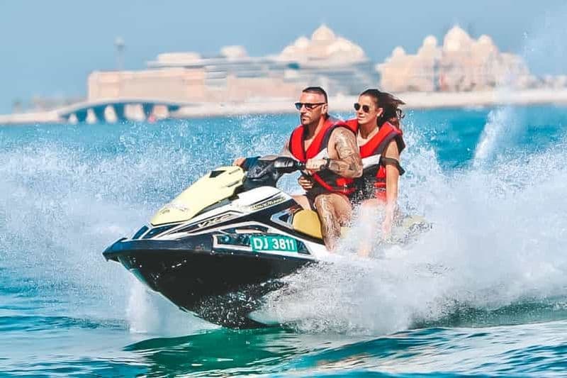 Billet Dubaï : Location de jet ski sur la plage de Jumeirah pour 2 personnes maximum