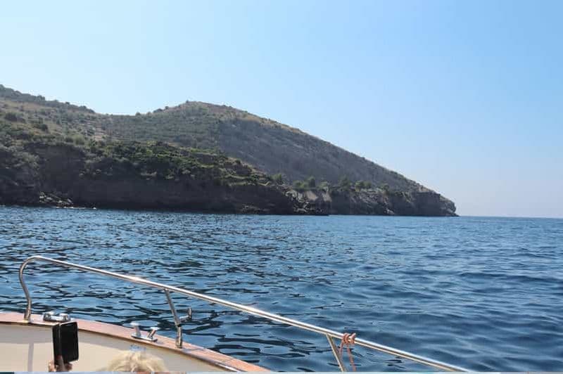 Billet Sorrente : sortie en bateau de groupe à Capri avec plongée et divertissement