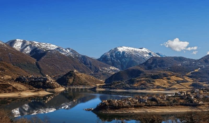 Billet Lac de Turano : visite d'une jounée avec randonnée, château, visite et déjeuner