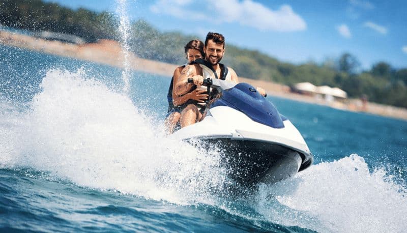 Billet Bali : parasailing, jet ski et visite d'Uluwatu avec danse Kecak