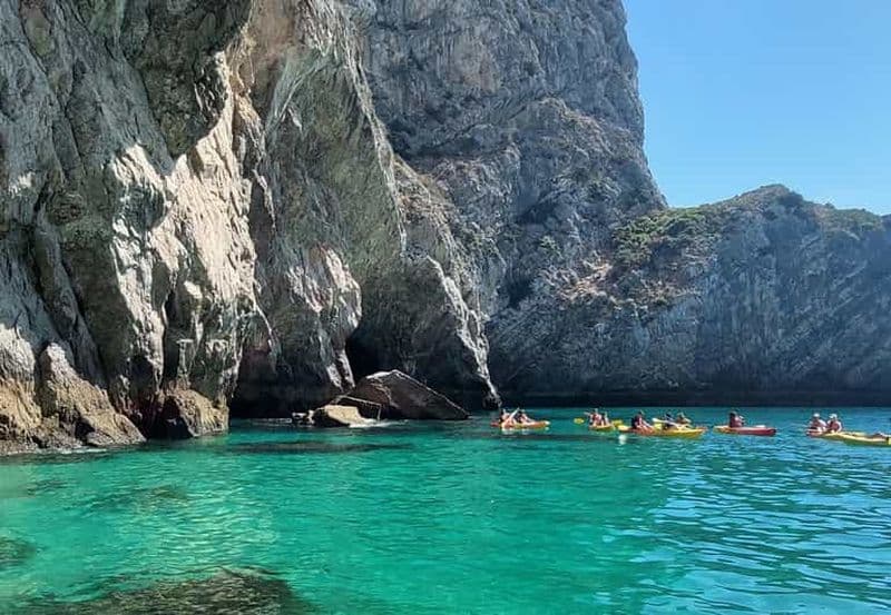Billet Sesimbra : Tour en bateau privé - Plages sauvages, baies secrètes, grottes