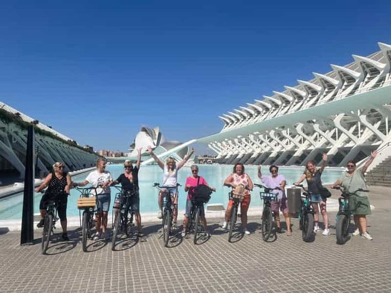 Billet Valence en un seul coup d'œil : plages, vieille ville et arts urbains en vélo électrique.