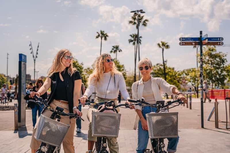Billet Barcelone : Tour en vélo électrique avec téléphérique de Montjuic et tour en bateau