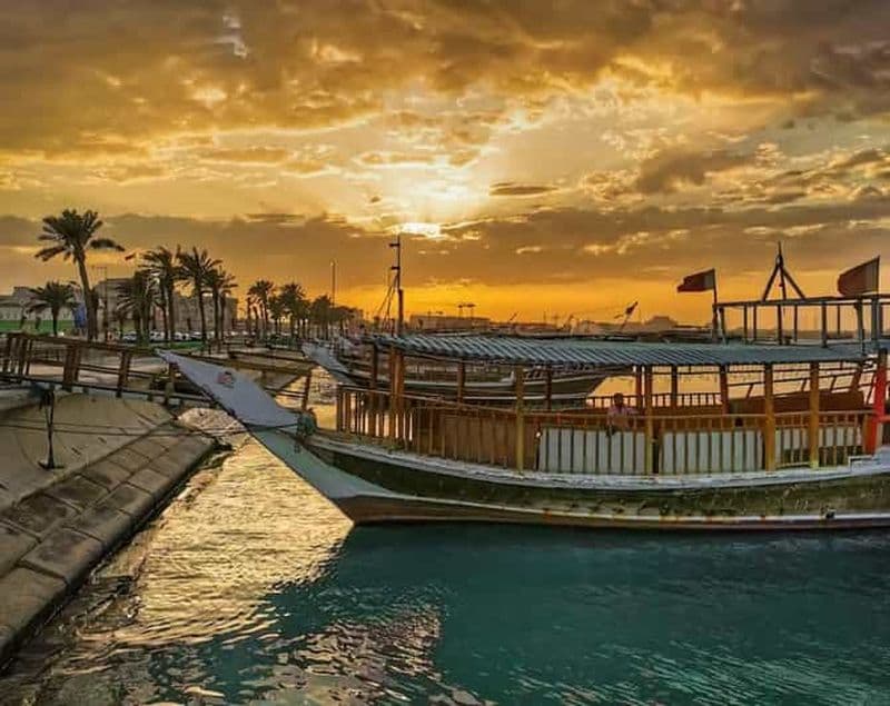 Billet Doha : expérience au coucher du soleil, croisière traditionnelle en boutre avec dîner