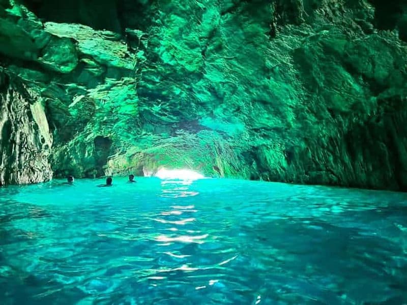 Billet Au départ de Marseille : Randonnée guidée dans le parc national des Calanques