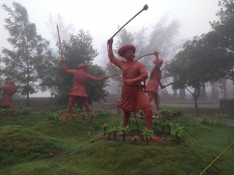 Billet Pune : randonnée au fort de Sinhagad et visite du musée Zapurza, excursion d'une jounée en voiture