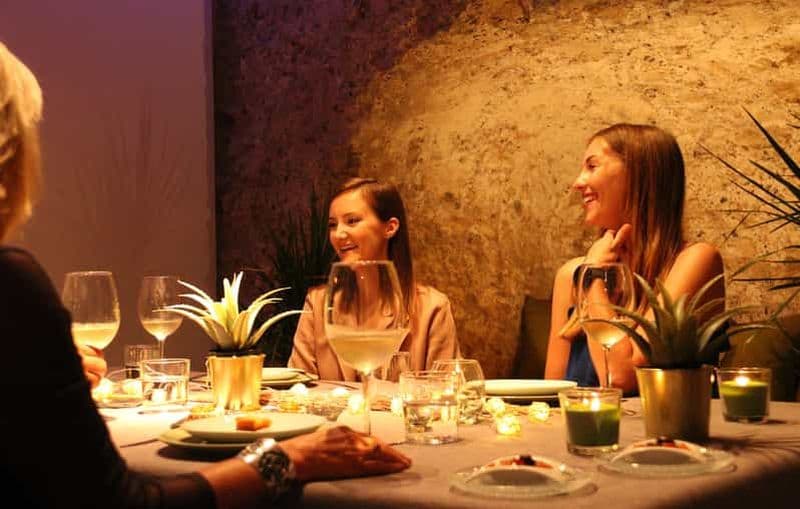 Billet Valence : Visite de la vieille ville, vin et tapas dans un monument du XIe siècle