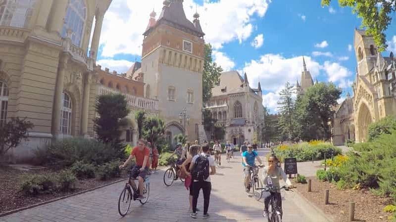 Billet Visite guidée à vélo des hauts lieux de Budapest avec un guide de la région