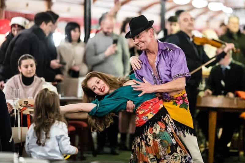 Billet Budapest : Dîner-croisière avec musique live et spectacle de danse folklorique