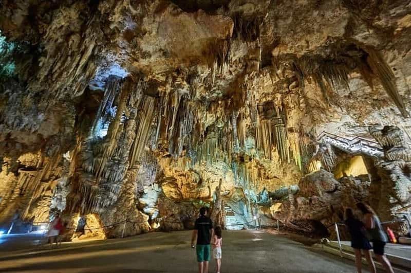 Billet Depuis Malaga : visite des grottes de Nerja, de Nerja et de Frigiliana (journée)