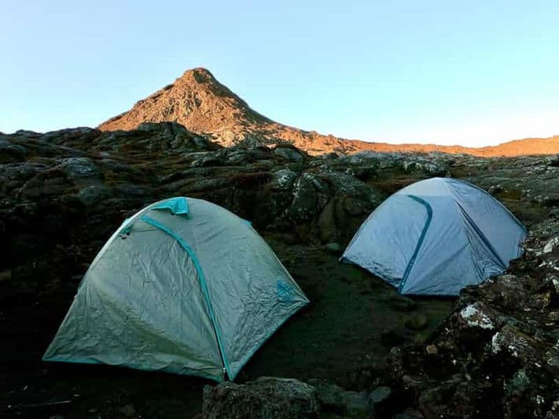 Billet Île de Pico : location d'équipement pour une nuit de camping sur le mont Pico