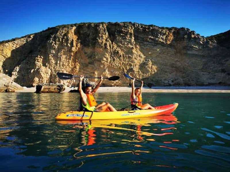 Billet Sesimbra: excursion en kayak vers des plages et des grottes secrètes