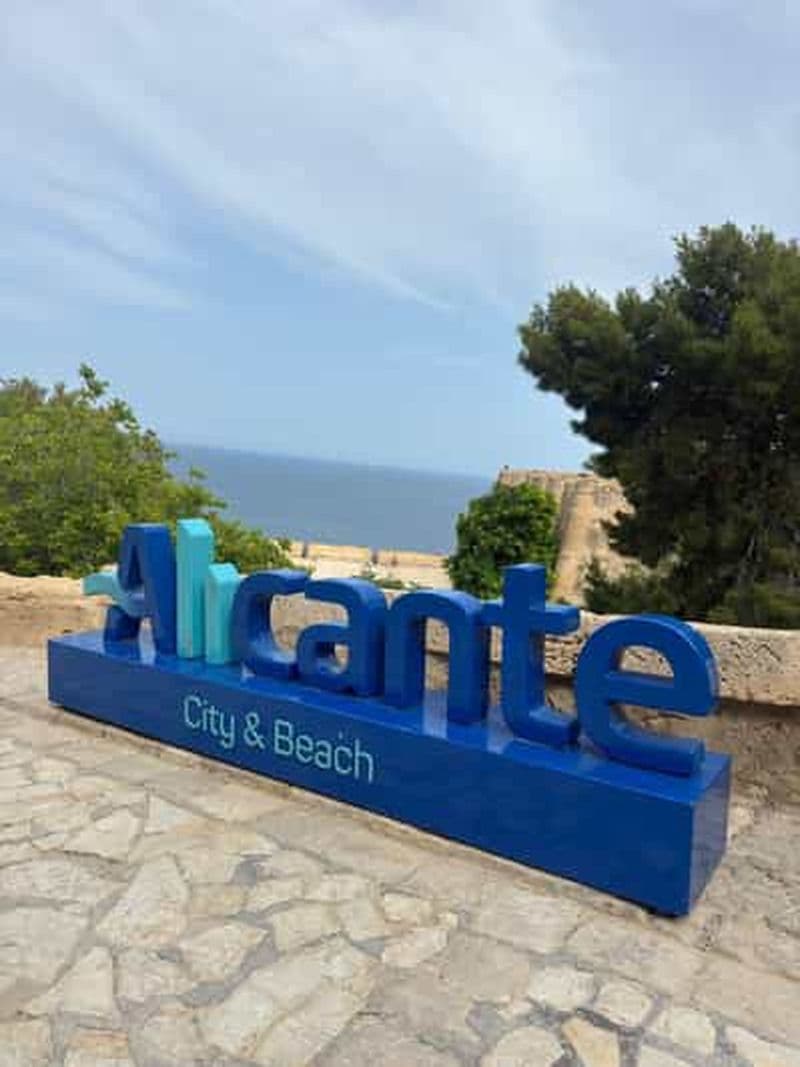 Billet Visitez le château de Santa Barbara à Alicante et assistez à un spectacle de flamenco, en van privé.
